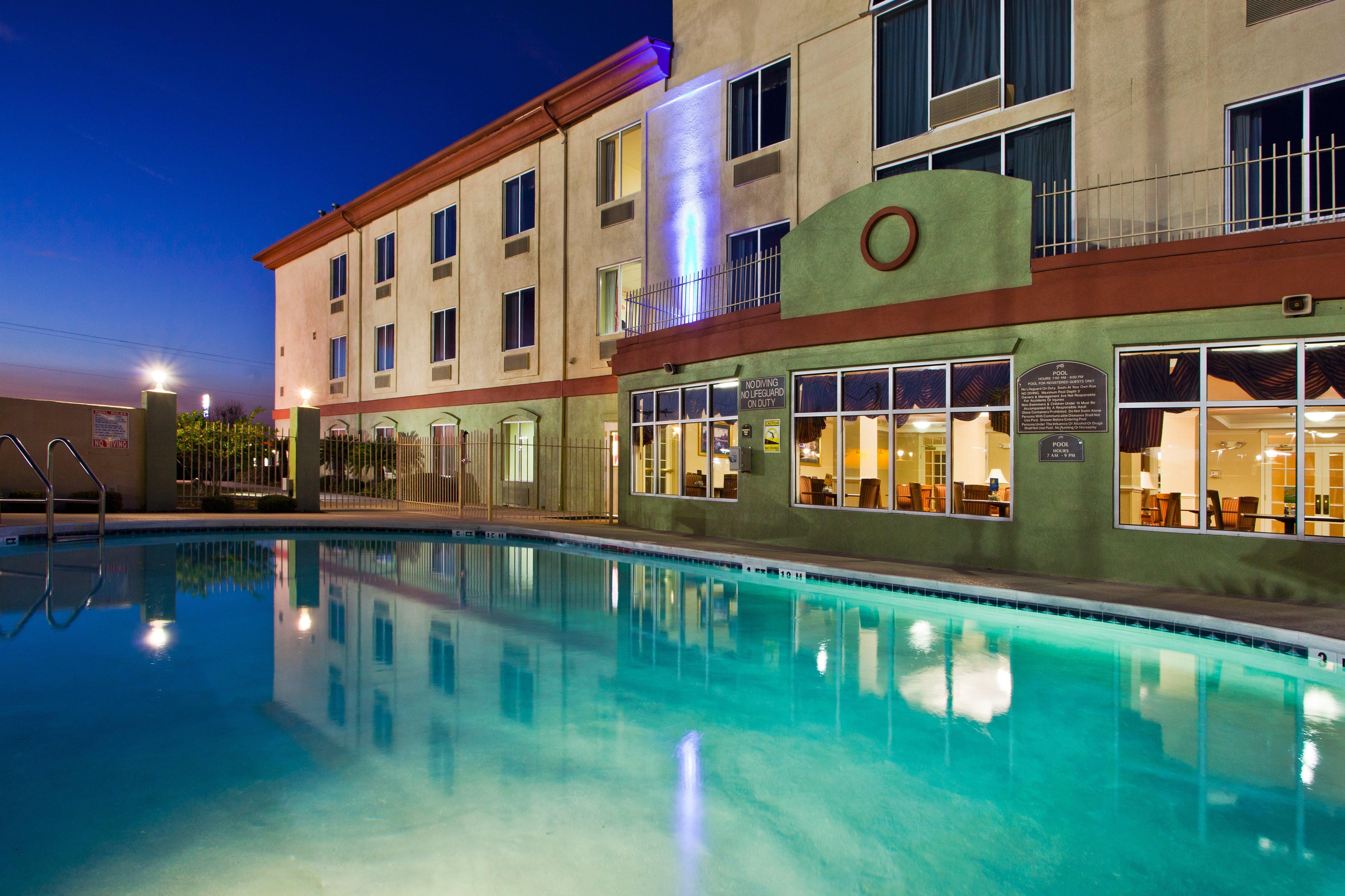 Holiday Inn Express Hotel & Suites Live Oak By Ihg Exterior foto